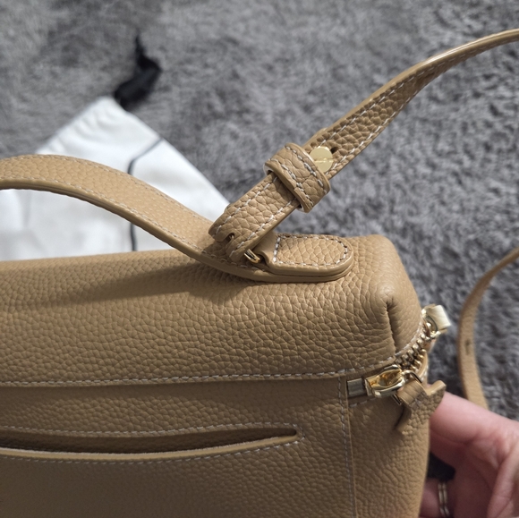 Oleada Elegant Tan Leather Handbag - Picture 12 of 15